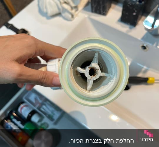 החלפת חלק בצנרת הכיור. 